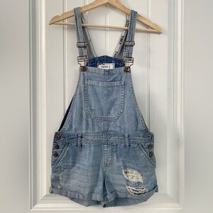 Forever 21 Overalls/Rompers Blue Denim Distressed Women’s Size 25